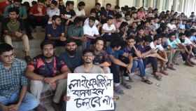 চুয়েট উপাচর্য অবরুদ্ধ, হল ছাড়েনি শিক্ষার্থীরা