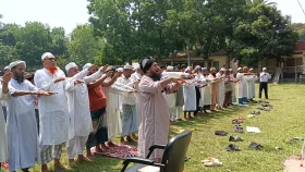 মাদারীপুরে বৃষ্টির জন্য ইসতিসকার নামাজ আদায়