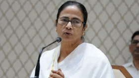 হেলিকপ্টারের বসতে গিয়ে পড়ে গেলেন মমতা!