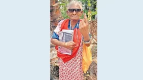 নির্বাচন কমিশনকে &lsquo;শিক্ষা দিতে&rsquo; নারী সেজে ভোট দিলেন পুরুষ!