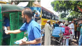 ঢাকার রাস্তায় রাস্তায় চলছে পানি ও শরবত বিতরণ