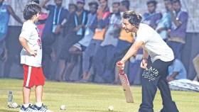ছেলেকে ক্রিকেট শেখালেন শাহরুখ!