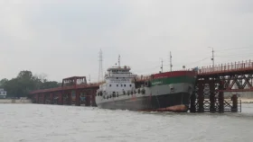 কালুরঘাট সেতুতে লাইটারেজ জাহাজের ধাক্কা