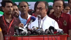 সরকারের পায়ের তলায় মাটি নেই