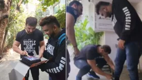 ভক্তের পায়ে জুতা পরিয়ে দিলেন জন আব্রাহাম