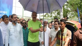 রিকশাচালকদের ছাতা দিলেন ডিএনসিসির মেয়র