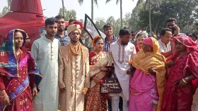 গাইবান্ধায় হেলিকপ্টারে চড়ে বউ আনলেন পোশাক শ্রমিক