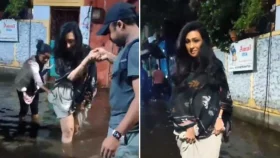 বৃষ্টিতে নাজেহাল ঋতুপর্ণা, পোশাক তুলে রাস্তায় নেমে পড়লেন নায়িকা! &nbsp;