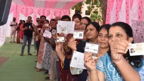 ভারতে তৃতীয় দফার ভোট শুরু, বিক্ষিপ্ত সংঘর্ষে চলছে ভোটগ্রহণ