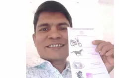 সিল দেওয়া ব্যালট নিয়ে আ. লীগ নেতার সেলফি