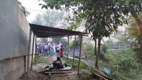 প্রার্থীর পক্ষে না থাকায় রাস্তার ওপর ঘর তুললেন আ. লীগ নেতা