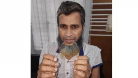 মোবাইল কিনে দেওয়ার নামে স্কুল ছাত্রকে বলাৎকার, মেকার আটক