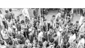 এক মণ ধানেও মিলছে না একজন শ্রমিক