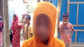 বিয়ের দাবিতে প্রেমিকের বাড়িতে তরুণীর অনশন
