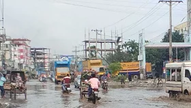 এক ঘণ্টার বৃষ্টিতে সড়ক হলো &lsquo;নদী&rsquo;
