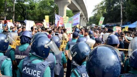 পুলিশের বাধা অতিক্রম করে শাহবাগ অবরোধ