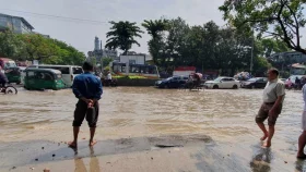 বৃষ্টিতে নাকাল নগরবাসী