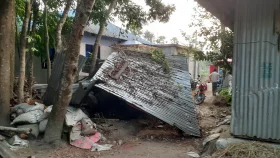 পাওনা টাকা চাওয়ায় বাড়ি ভাঙচুর, আহত ৪
