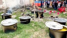 প্রচারণায় খিচুড়ি রান্না করে বিলি, জরিমানা গুনলেন প্রার্থী