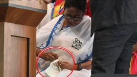 ভরা মঞ্চে সেফটিপিন দিয়ে ছেঁড়া চটি সারালেন মুখ্যমন্ত্রী মমতা