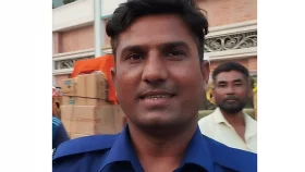 লোহার পাইপ দিয়ে পিটিয়ে রিকশাচালকের পা ভাঙলেন পুলিশ সদস্য