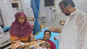 অসুস্থ ডাবলুকে দেখতে হাসপাতালে আবদুস সালাম