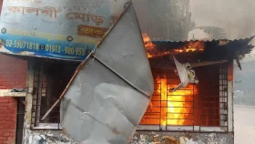 পুলিশ বক্সে ব্যাটারিচালিত রিকশাচালকদের আগুন