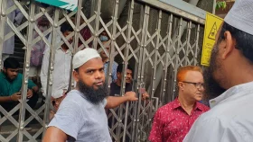 অটোরিকশা চালকদের বিক্ষোভ, মেট্রো স্টেশনের প্রবেশপথে তালা