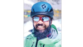 এবার এভারেস্ট শীর্ষে পতাকা ওড়ালেন বাবর