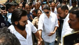 ভোট কেন্দ্রে অন্তঃসত্ত্বা দীপিকা  