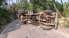 লামায় ট্রাক উল্টে শ্রমিক নিহত