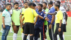 বিতর্কিত রেফারিংয়ে খেলা বন্ধ ১০ মিনিট