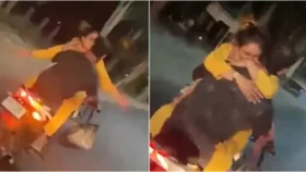 চলন্ত বাইকে রোমান্স, পুলিশ ধরতেই কান ধরে ক্ষমা চাইল যুগল