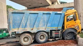 মেট্রোরেলের পিলারে ট্রাকের ধাক্কা