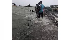 জোয়ারের পানি লোকালয়ে, আশ্রয়কেন্দ্রে ৮৭ হাজার মানুষ