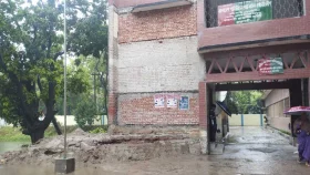 চাঁদাবাজদের হুমকিতে বঙ্গবন্ধুর ম্যুরাল নির্মাণ বন্ধ