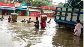 টানা বৃষ্টিতে চট্টগ্রাম নগরে কোমর পানি