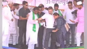 রাহুল গান্ধীকে নিয়ে ভেঙে পড়ল মঞ্চ