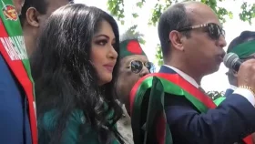 পতাকা হাতে নিউ ইয়র্কের রাস্তায় মৌসুমী