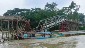 বাল্কহেডের ধাক্কায় সেতু ভেঙে যোগাযোগ বিচ্ছিন্ন