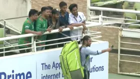 ভক্তদের আবদার মেটালেন &lsquo;ব্যাকআপ&rsquo; বিজয়