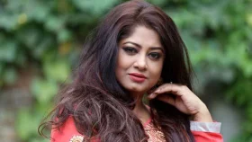 নিউ ইয়র্কে বসে কাকে খুঁজছেন মৌসুমী?