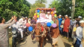 ঘোড়ার গাড়িতে চড়িয়ে ইমামকে রাজকীয় বিদায়