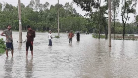 পানি নেমে ভেসে উঠছে ক্ষতচিহ্ন