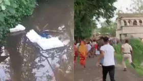 কড়া নিরাপত্তাতেও পশ্চিমবঙ্গে সহিংসতা, ইভিএম ফেলা হল পুকুরে
