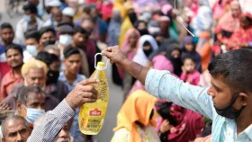 যেখানে পাবেন ৭০ টাকায় চিনি, ১০০-তে সয়াবিন তেল