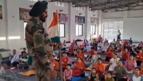 নাচতে নাচতেই মঞ্চে হঠাৎ মৃত্যু, দর্শকদের হাততালি (ভিডিও)
