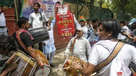 দিল্লিতে কংগ্রেস সদর দফতরের সামনে সমর্থদের উল্লাস