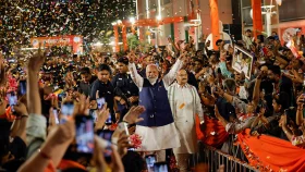 জয়ের দ্বারপ্রান্তে এনডিএ, নেহরুর রেকর্ড ছুঁতে যাচ্ছেন মোদি