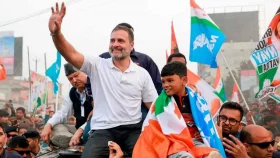 দুই আসনে বিপুল ভোটে এগিয়ে রাহুল গান্ধী